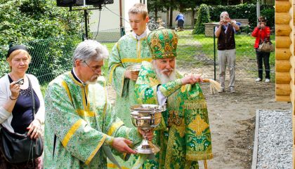 Hunderte, darunter viele Kosaken aus aller Welt, nahmen heute, 1. Juni 2015, in Lienz an der offiziellen Einweihung der Kosakenkapelle in der Peggetz teil.