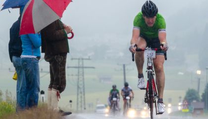 Nach wechselnden Witterungsbedingungen erreichte heute Bernhard Kohl nach 232 km mit über 13 Min. Vorsprung vor Daniel Rubisoier und Stefan Kirchmair als erster das Ziel.