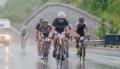 Nach wechselnden Witterungsbedingungen erreichte heute Bernhard Kohl nach 232 km mit über 13 Min. Vorsprung vor Daniel Rubisoier und Stefan Kirchmair als erster das Ziel.