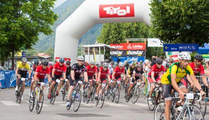 Nach wechselnden Witterungsbedingungen erreichte heute Bernhard Kohl nach 232 km mit über 13 Min. Vorsprung vor Daniel Rubisoier und Stefan Kirchmair als erster das Ziel.