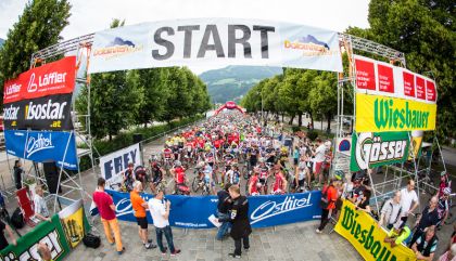 Nach wechselnden Witterungsbedingungen erreichte heute Bernhard Kohl nach 232 km mit über 13 Min. Vorsprung vor Daniel Rubisoier und Stefan Kirchmair als erster das Ziel.
