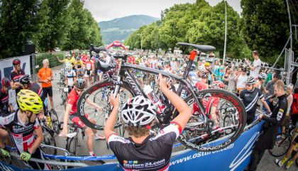 Nach wechselnden Witterungsbedingungen erreichte heute Bernhard Kohl nach 232 km mit über 13 Min. Vorsprung vor Daniel Rubisoier und Stefan Kirchmair als erster das Ziel.