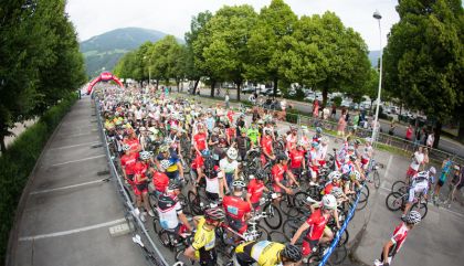 Nach wechselnden Witterungsbedingungen erreichte heute Bernhard Kohl nach 232 km mit über 13 Min. Vorsprung vor Daniel Rubisoier und Stefan Kirchmair als erster das Ziel.