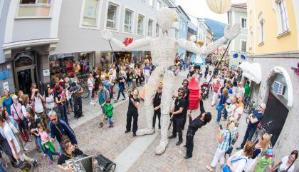 OLALA-Parade lockte Massen in die Innenstadt