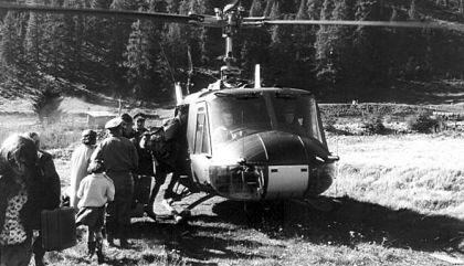Einsteigen bitte! ...und wieder besteigen 12 Gäste den Hubschrauber zum Abflug