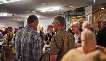 Unter dem Titel „Skulpturen“ zeigt der Prägratner Kunstschaffende Gerold Leitner seit 17.9. eine Auswahl seiner Werke aus Holz, Stein und Keramik in der Volksbank-Galerie in Lienz.