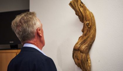Unter dem Titel „Skulpturen“ zeigt der Prägratner Kunstschaffende Gerold Leitner seit 17.9. eine Auswahl seiner Werke aus Holz, Stein und Keramik in der Volksbank-Galerie in Lienz.