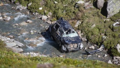 Am 28.8. fuhr ein Südtiroler mit seinen Pkw auf einem Forstweg in Innerrotte. Beim Ausweichen eines Tieres wegen geriet das Fahrzeug über den Fahrbahnrand hinaus.