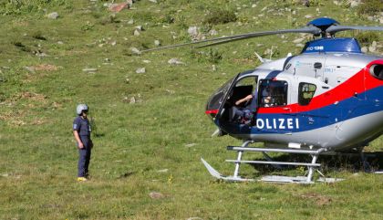Am 28.8. fuhr ein Südtiroler mit seinen Pkw auf einem Forstweg in Innerrotte. Beim Ausweichen eines Tieres wegen geriet das Fahrzeug über den Fahrbahnrand hinaus.