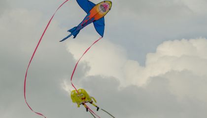 Die in den Himmel steigenden Drachen beim internationalen Familiendrachenfest des HSV Dolomitenfly Lienz am 15. und 16. August 2015 faszinierten wieder Alt und Jung