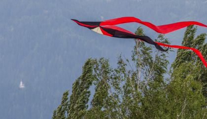Die in den Himmel steigenden Drachen beim internationalen Familiendrachenfest des HSV Dolomitenfly Lienz am 15. und 16. August 2015 faszinierten wieder Alt und Jung