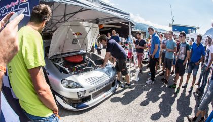 Das Fahrerlager war am Renntag frei zugänglich, und so nutzten viele Motorsportfans die Gelegenheit, um die Boliden zu bestaunen und mit den Fahrern zu fachsimpeln. Um 12.00 Uhr wurden dann die offiziellen Rennen gestartet.