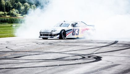 Der ehemalige Formel 1-Pilot Patrick Friesacher bot dem Publikum eine einzigartige Show für Augen und Ohren mit Burnouts und Donuts (spektakuläre Drehungen des Autos auf engstem Raum).