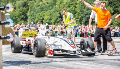 69 Motorsportler flitzten am Freitag, 15. August 2015, mit ihren Boliden beim Viertelmeilerennen des MSC Dölsach über die Landebahn des Nikolsdorfer Flugplatzes.