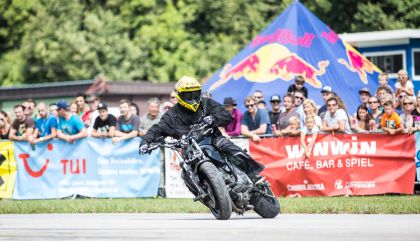 69 Motorsportler flitzten am Freitag, 15. August 2015, mit ihren Boliden beim Viertelmeilerennen des MSC Dölsach über die Landebahn des Nikolsdorfer Flugplatzes.