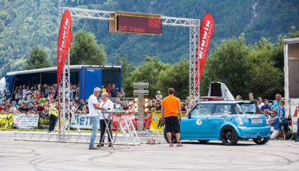69 Motorsportler flitzten am Freitag, 15. August 2015, mit ihren Boliden beim Viertelmeilerennen des MSC Dölsach über die Landebahn des Nikolsdorfer Flugplatzes.