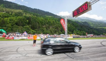 69 Motorsportler flitzten am Freitag, 15. August 2015, mit ihren Boliden beim Viertelmeilerennen des MSC Dölsach über die Landebahn des Nikolsdorfer Flugplatzes.