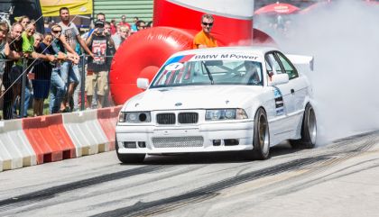 69 Motorsportler flitzten am Freitag, 15. August 2015, mit ihren Boliden beim Viertelmeilerennen des MSC Dölsach über die Landebahn des Nikolsdorfer Flugplatzes.