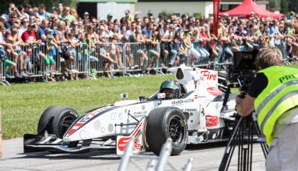 69 Motorsportler flitzten am Freitag, 15. August 2015, mit ihren Boliden beim Viertelmeilerennen des MSC Dölsach über die Landebahn des Nikolsdorfer Flugplatzes.