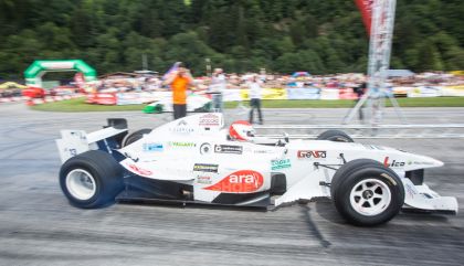 69 Motorsportler flitzten am Freitag, 15. August 2015, mit ihren Boliden beim Viertelmeilerennen des MSC Dölsach über die Landebahn des Nikolsdorfer Flugplatzes.