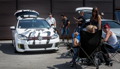 69 Motorsportler flitzten am Freitag, 15. August 2015, mit ihren Boliden beim Viertelmeilerennen des MSC Dölsach über die Landebahn des Nikolsdorfer Flugplatzes.