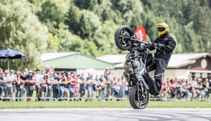 Die Stuntshow mit Dominik Csauth, Stunt- und Werksfahrer bei Suzuki begeisterte auch die Fans von schnellen Autos, die in den vergangenen Jahren in Hundertschaften nach Nikolsdorf kamen.