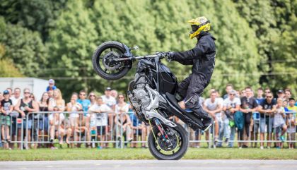 69 Motorsportler flitzten am Freitag, 15. August 2015, mit ihren Boliden beim Viertelmeilerennen des MSC Dölsach über die Landebahn des Nikolsdorfer Flugplatzes.