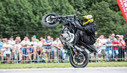 69 Motorsportler flitzten am Freitag, 15. August 2015, mit ihren Boliden beim Viertelmeilerennen des MSC Dölsach über die Landebahn des Nikolsdorfer Flugplatzes.
