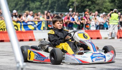 69 Motorsportler flitzten am Freitag, 15. August 2015, mit ihren Boliden beim Viertelmeilerennen des MSC Dölsach über die Landebahn des Nikolsdorfer Flugplatzes.