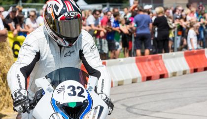 69 Motorsportler flitzten am Freitag, 15. August 2015, mit ihren Boliden beim Viertelmeilerennen des MSC Dölsach über die Landebahn des Nikolsdorfer Flugplatzes.