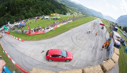 69 Motorsportler flitzten am Freitag, 15. August 2015, mit ihren Boliden beim Viertelmeilerennen des MSC Dölsach über die Landebahn des Nikolsdorfer Flugplatzes.