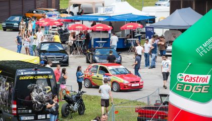 69 Motorsportler flitzten am Freitag, 15. August 2015, mit ihren Boliden beim Viertelmeilerennen des MSC Dölsach über die Landebahn des Nikolsdorfer Flugplatzes.