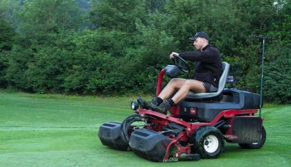 Was ist ein Greenkeeper werden sich wohl viele fragen. Auch wir wussten nur wenig darüber, und besuchten deshalb Daniel Mentil und sein Team am Golfplatz in Lavant.