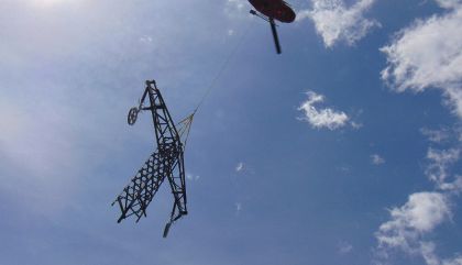 Sie arbeiten auf bis zu 100 m hohen Masten, zu beinahe jeder Jahreszeit und bei fast jedem Wetter: Die Freileitungsmonteure der Firma HABAU Cteam.