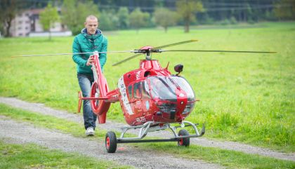 Schon als Kind ist der Lienzer vom Thema Fliegen und von Modellflugzeugen und -hubschraubern fasziniert gewesen. Wir besuchten ihn in seiner Modellflugbauwerkstätte.