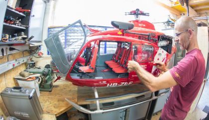 Schon als Kind ist der Lienzer vom Thema Fliegen und von Modellflugzeugen und -hubschraubern fasziniert gewesen. Wir besuchten ihn in seiner Modellflugbauwerkstätte.