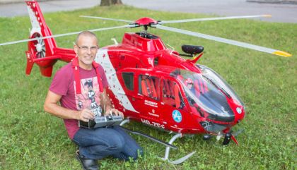 Schon als Kind ist der Lienzer vom Thema Fliegen und von Modellflugzeugen und -hubschraubern fasziniert gewesen. Wir besuchten ihn in seiner Modellflugbauwerkstätte.