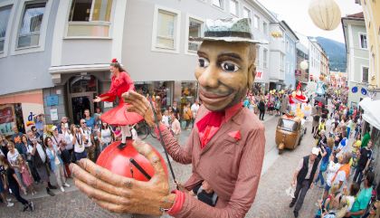 OLALA-Parade lockte Massen in die Innenstadt