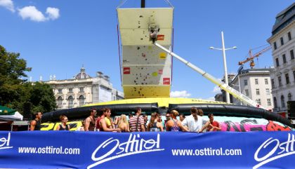 Den OsttirolerInnen ist Free Solo seit 2014 ein Begriff. Seit gestern wissen auch die Wienerinnen und Wiener, was es bedeutet, tollen Klettersport mitten in der Stadt zu erleben.