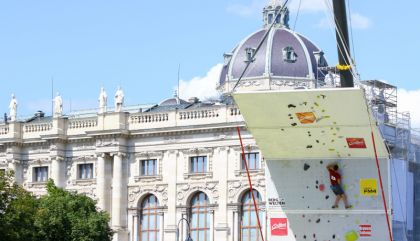 Den OsttirolerInnen ist Free Solo seit 2014 ein Begriff. Seit gestern wissen auch die Wienerinnen und Wiener, was es bedeutet, tollen Klettersport mitten in der Stadt zu erleben.