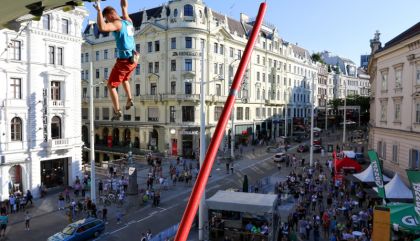 Den OsttirolerInnen ist Free Solo seit 2014 ein Begriff. Seit gestern wissen auch die Wienerinnen und Wiener, was es bedeutet, tollen Klettersport mitten in der Stadt zu erleben.
