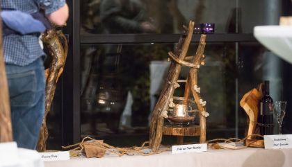 „Sehen“ lautet der Titel der Ausstellung von Werken des Osttirolers Harald Kuenz in der Arbeiterkammer in Lienz. Am Freitagabend, 6.11., lud man dort zur Vernissage ein.