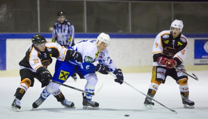 Das Spiel auf eigenem Eis gegen den USC Velden begann am Abend des 21.11. mit einem Knalleffekt: Schon in Minute zwei brachte Martin Steiner die Eisbären mit 1:0 in Führung.