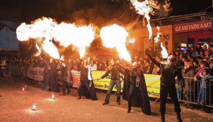 rueckblickkrampus-strassen-brug1