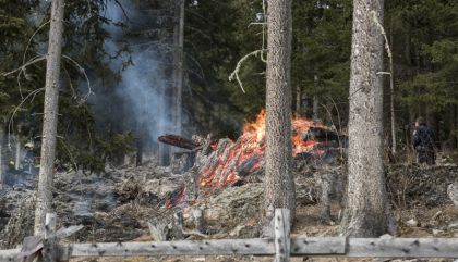 Am Montag, 7. Dezember, geriet gegen 15.00 Uhr ein Baumstamm-Stapel in der Fraktion Tessenberg/Gemeinde Heinfels auf rund 1.400 Meter Seehöhe in Brand.