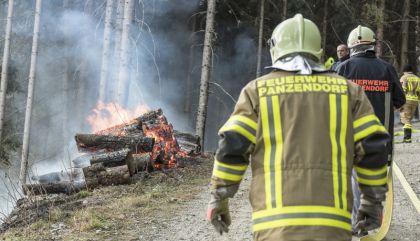 Am Montag, 7. Dezember, geriet gegen 15.00 Uhr ein Baumstamm-Stapel in der Fraktion Tessenberg/Gemeinde Heinfels auf rund 1.400 Meter Seehöhe in Brand.