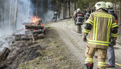 Am Montag, 7. Dezember, geriet gegen 15.00 Uhr ein Baumstamm-Stapel in der Fraktion Tessenberg/Gemeinde Heinfels auf rund 1.400 Meter Seehöhe in Brand.