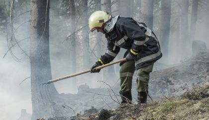 Am Montag, 7. Dezember, geriet gegen 15.00 Uhr ein Baumstamm-Stapel in der Fraktion Tessenberg/Gemeinde Heinfels auf rund 1.400 Meter Seehöhe in Brand.