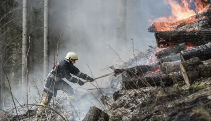 Am Montag, 7. Dezember, geriet gegen 15.00 Uhr ein Baumstamm-Stapel in der Fraktion Tessenberg/Gemeinde Heinfels auf rund 1.400 Meter Seehöhe in Brand.