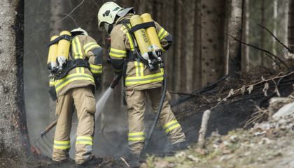 Am Montag, 7. Dezember, geriet gegen 15.00 Uhr ein Baumstamm-Stapel in der Fraktion Tessenberg/Gemeinde Heinfels auf rund 1.400 Meter Seehöhe in Brand.